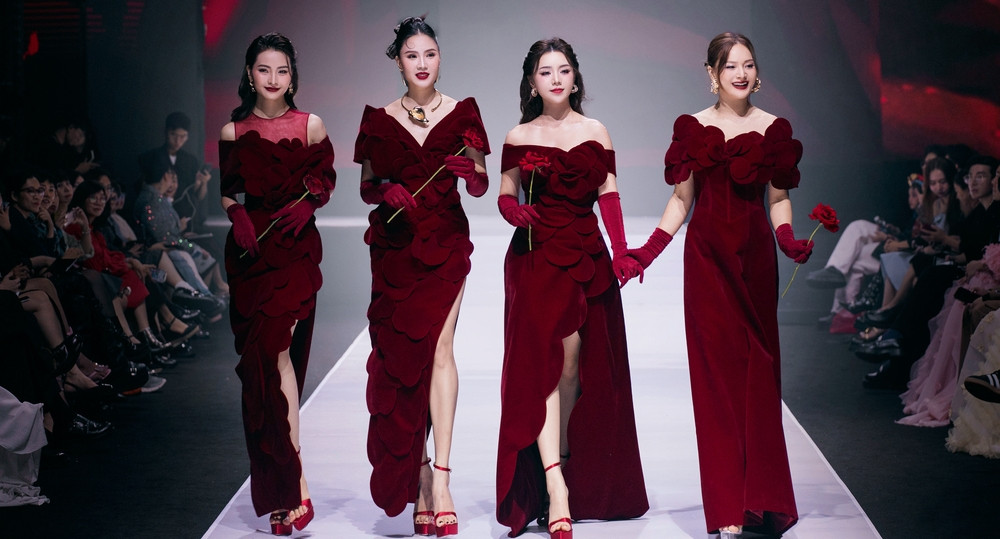 Hong Diem con un vestido rojo con una abertura atrevida compite con Lan Phuong