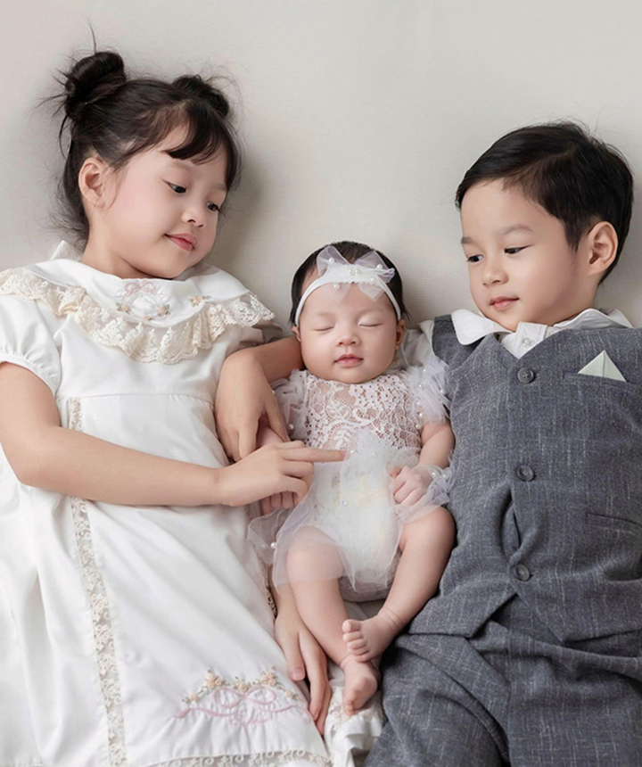 Miss Dang Thu Thao's newborn daughter receives love from her siblings.