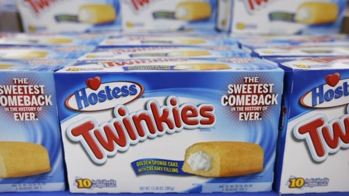 Những hộp bánh Twinkies dán khẩu hiệu sự trở lại ngọt ngào nhất trong lịch sử từ trước đến nay trong một siêu thị Walmart ngày 12/7/2013. Ảnh:  The Courier