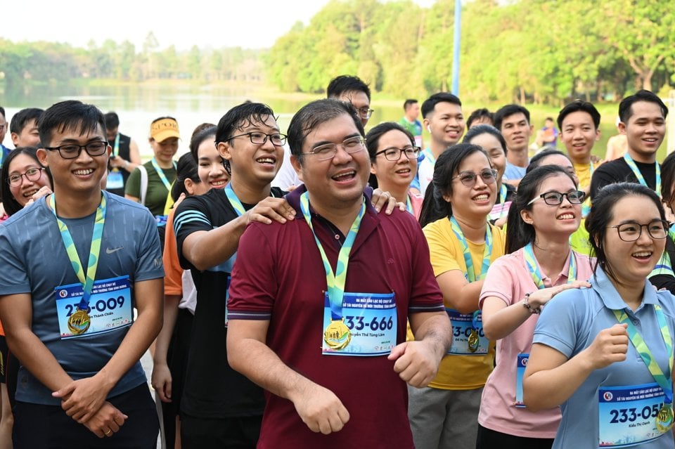 Les athlètes étaient heureux après avoir terminé la course multisports. signification