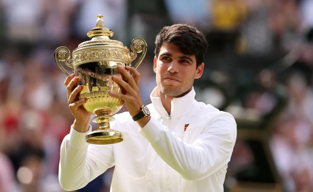 Wimbledon: Carlos Alcaraz đánh bại Novak Djokovic chỉ sau 3 ván đấu, đăng quang lần thứ 2 liên tiếp