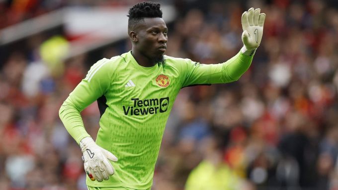 Onana thi đấu trong trận giao hữu Man Utd thắng Lens 3-1 hôm 5/8. Ảnh: Reuters