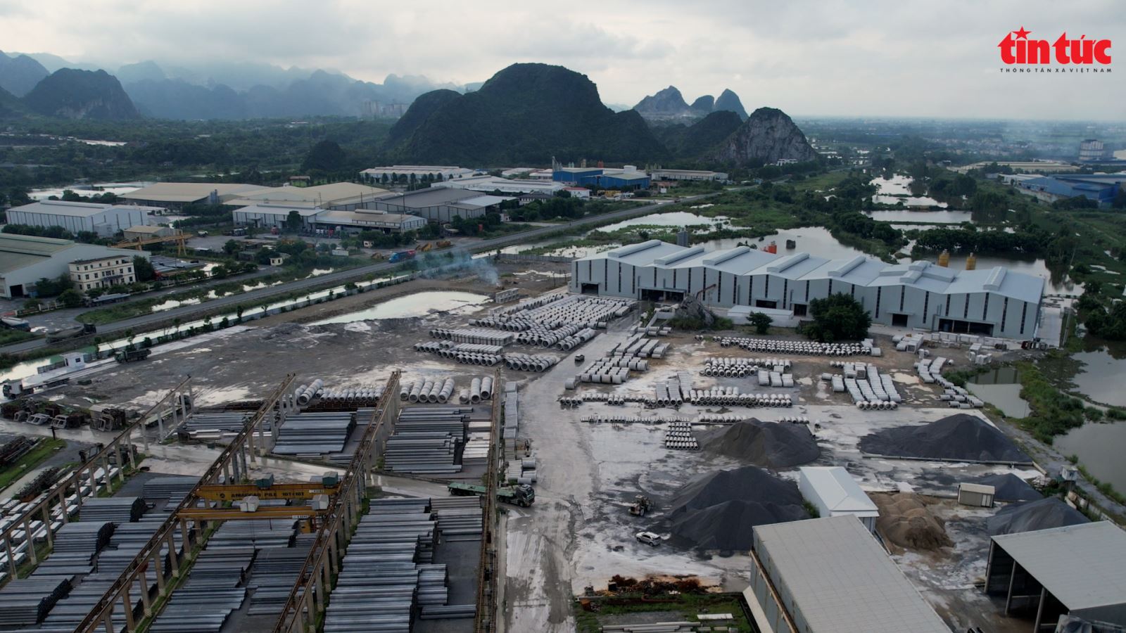 ¿Qué hay en el sitio de fabricación de la carcasa del túnel que da servicio al robot TBM de la línea de metro de la estación de tren Nhon - Hanoi?