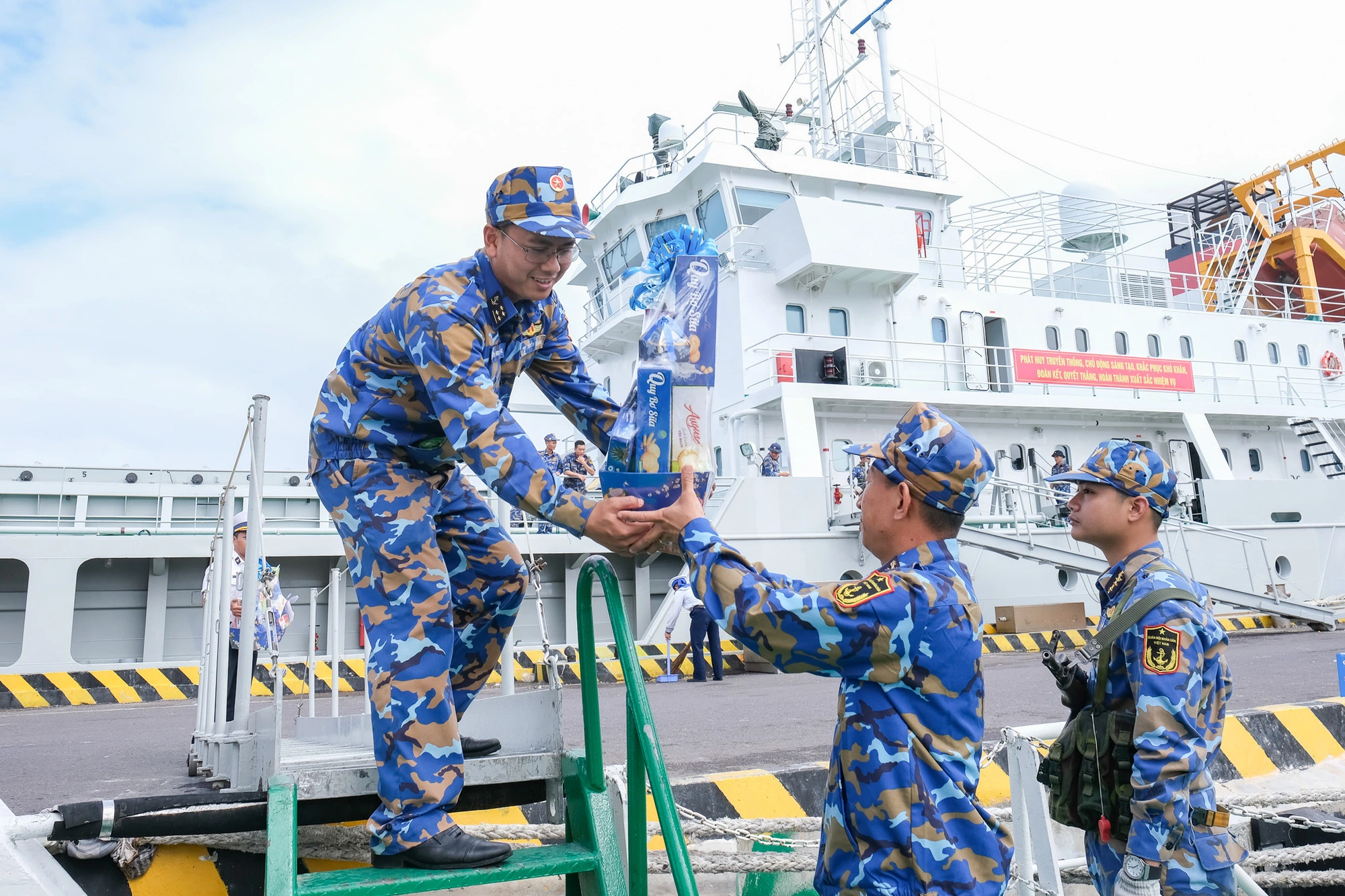 Những chuyến hàng Tết gửi mùa xuân từ đất liền đã đến Trường Sa