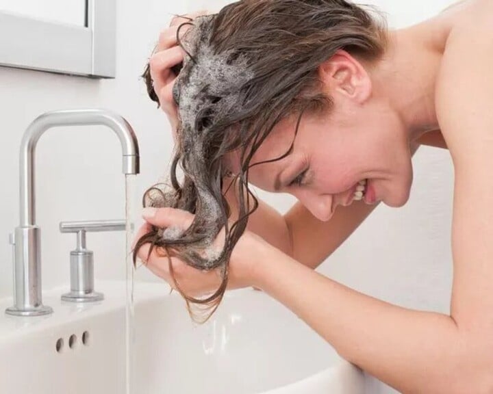 Inclínese hacia adelante para lavarse el cabello, masajee suavemente el cuero cabelludo, limpie profundamente y evite que el agua entre en los ojos.