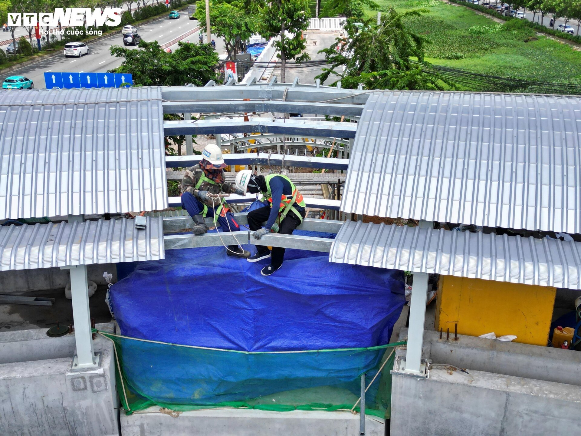 Nahaufnahme von 9 Fußgängerbrücken, die die Metrostation Nr. 1 in Ho-Chi-Minh-Stadt verbinden - 4