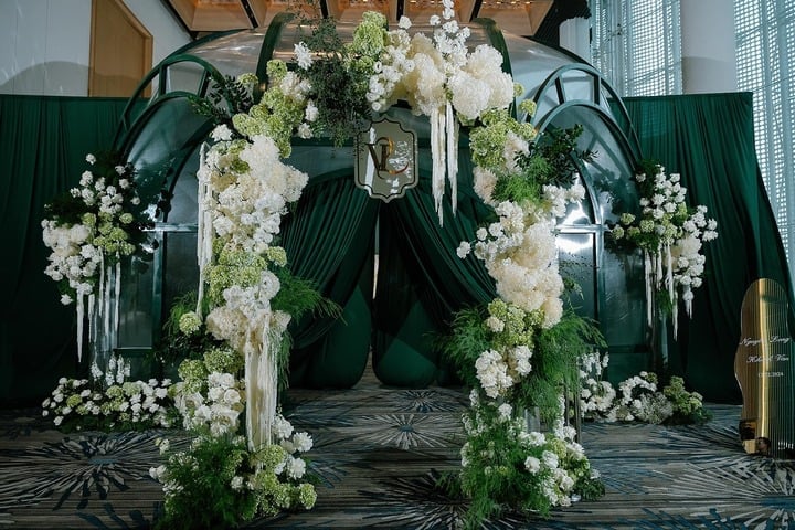 Espacio de boda lleno de flores frescas de Miss Khanh Van - 8