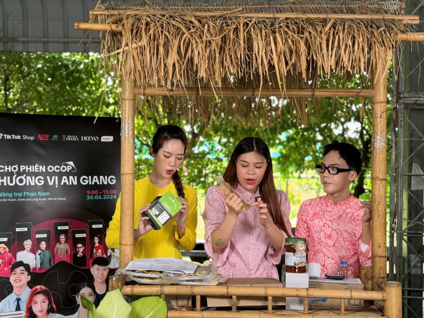 Scene of the LIVE session of OCOP products of An Giang province on the TikTok shop platform. Photo: Thanh Mai