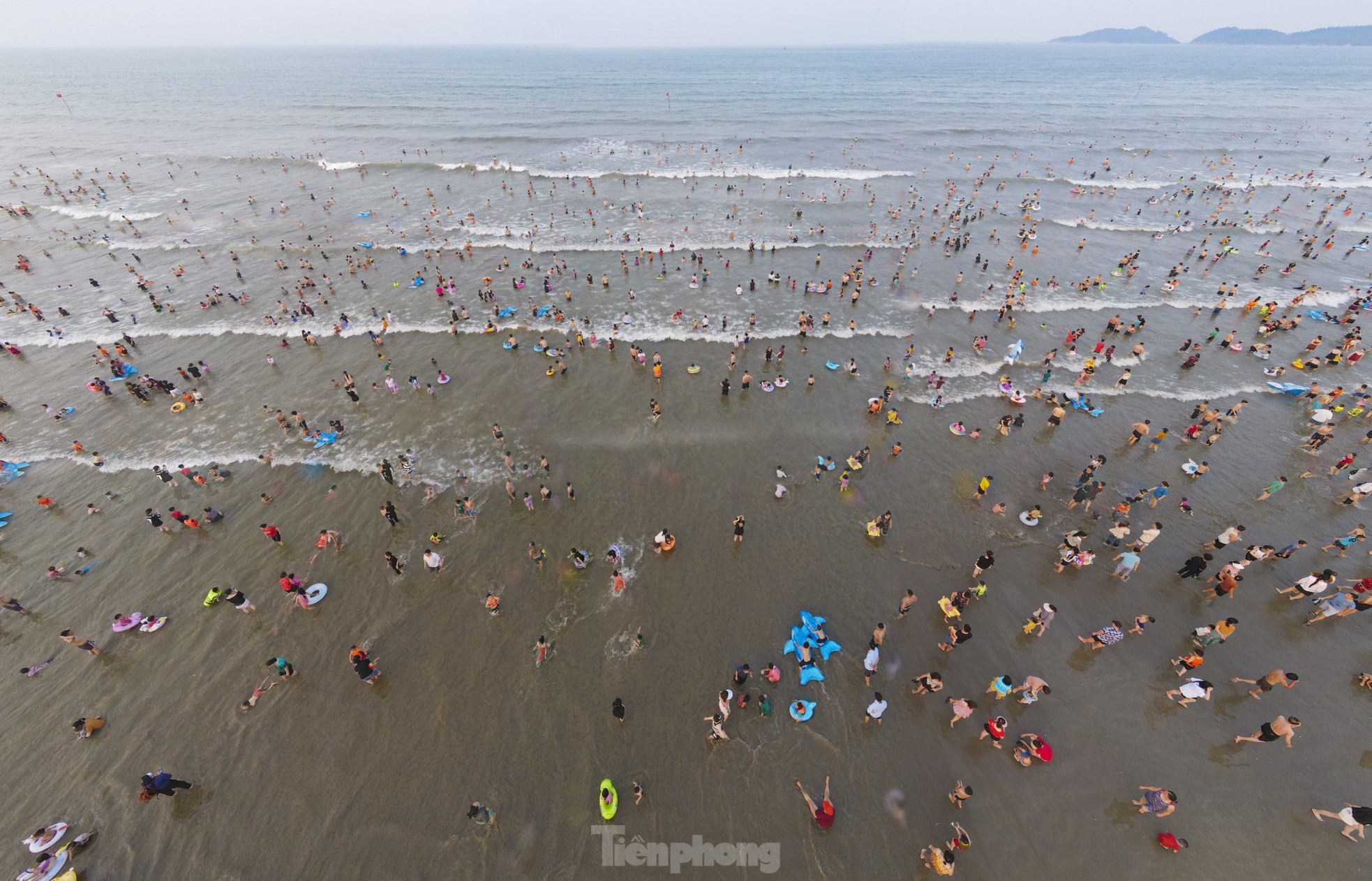 Hot weather, tourists flock to Ha Tinh beach to 'cool off' photo 2