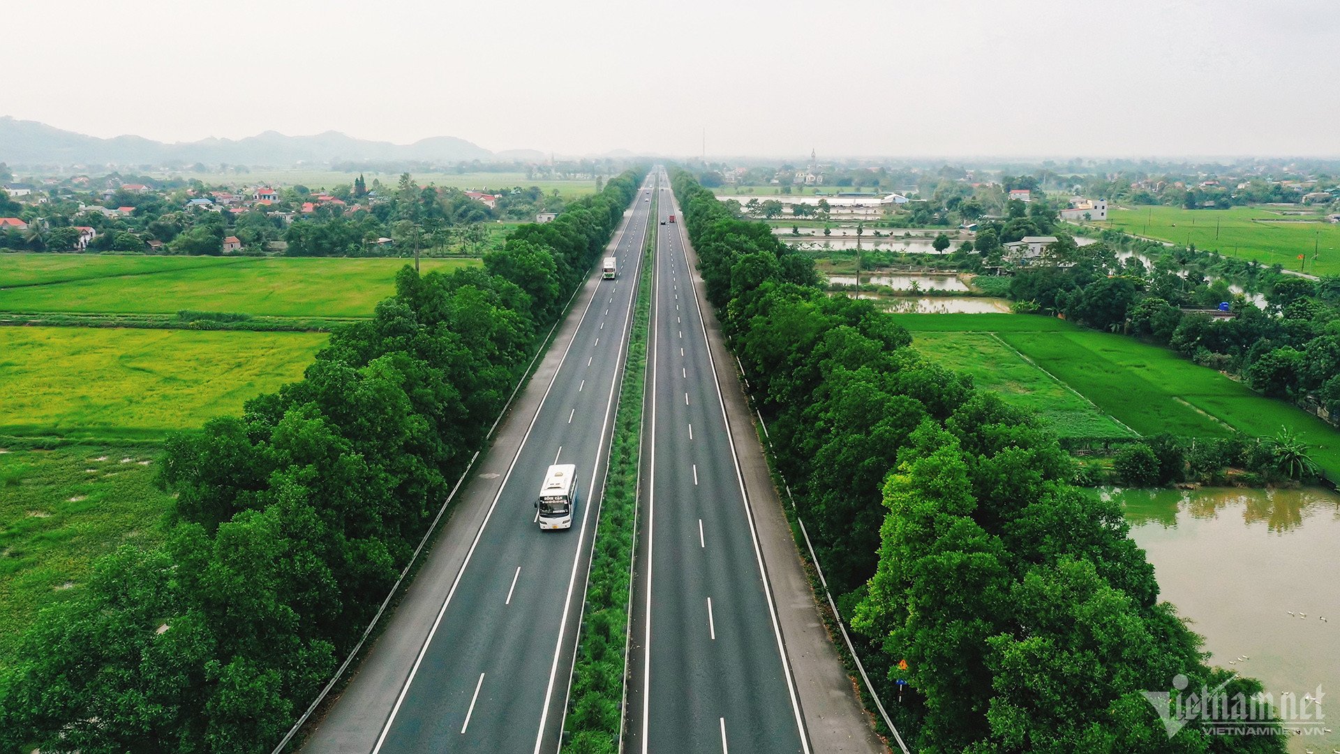 Panorama der fast 9.000 Milliarden VND teuren Autobahn, die demnächst um zwei weitere Fahrspuren erweitert wird