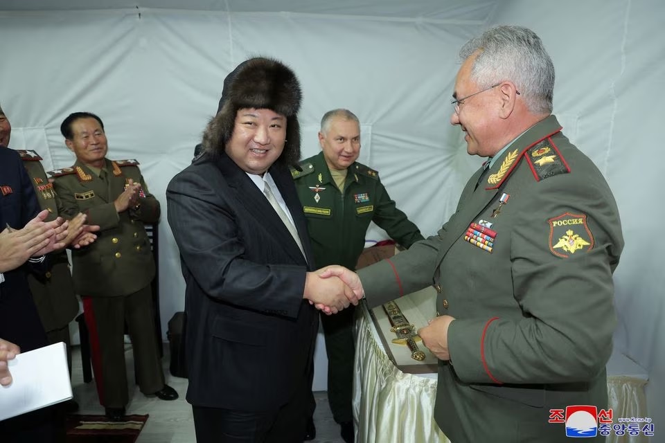 Kim Jong Un traf sich mit dem russischen Verteidigungsminister, um die militärischen Beziehungen zwischen beiden Ländern zu besprechen. Foto 3