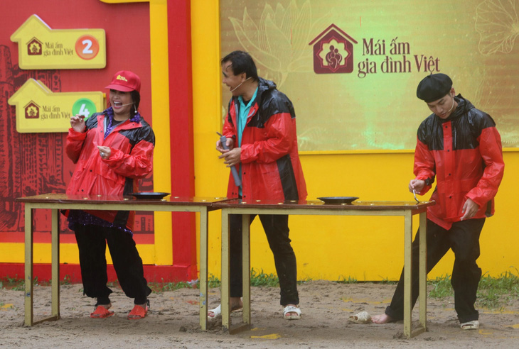 Thanh Lam, Ali Hoàng Dương (bìa phải) mặc áo mưa, mang dép tổ ong tham gia chương trình Mái ấm gia đình Việt - Ảnh: BTC