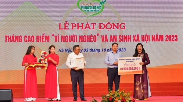 ធនាគារ Vietcombank បានបរិច្ចាគថវិកាចំនួន 10 ពាន់លានដុង ដើម្បីឆ្លើយតបទៅនឹងខែកំពូល "ដើម្បីជនក្រីក្រ" និងសន្តិសុខសង្គមនៃទីក្រុង។ ទីក្រុងហាណូយឆ្នាំ២០២៣