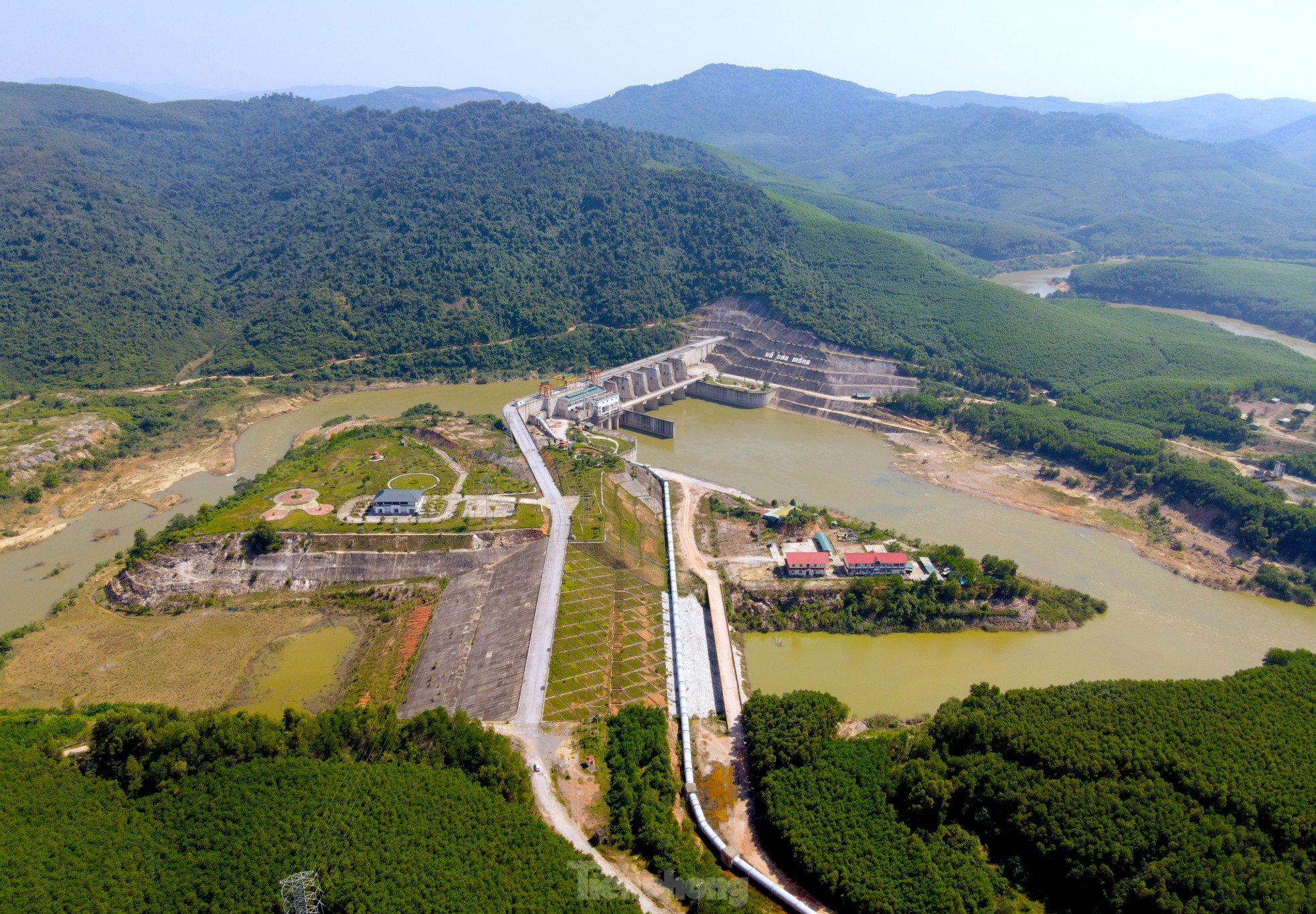 Nahaufnahme des Ban Mong Reservoirs, das über 5.550 Milliarden kostete und 15 Jahre lang „still lag“, Foto 1