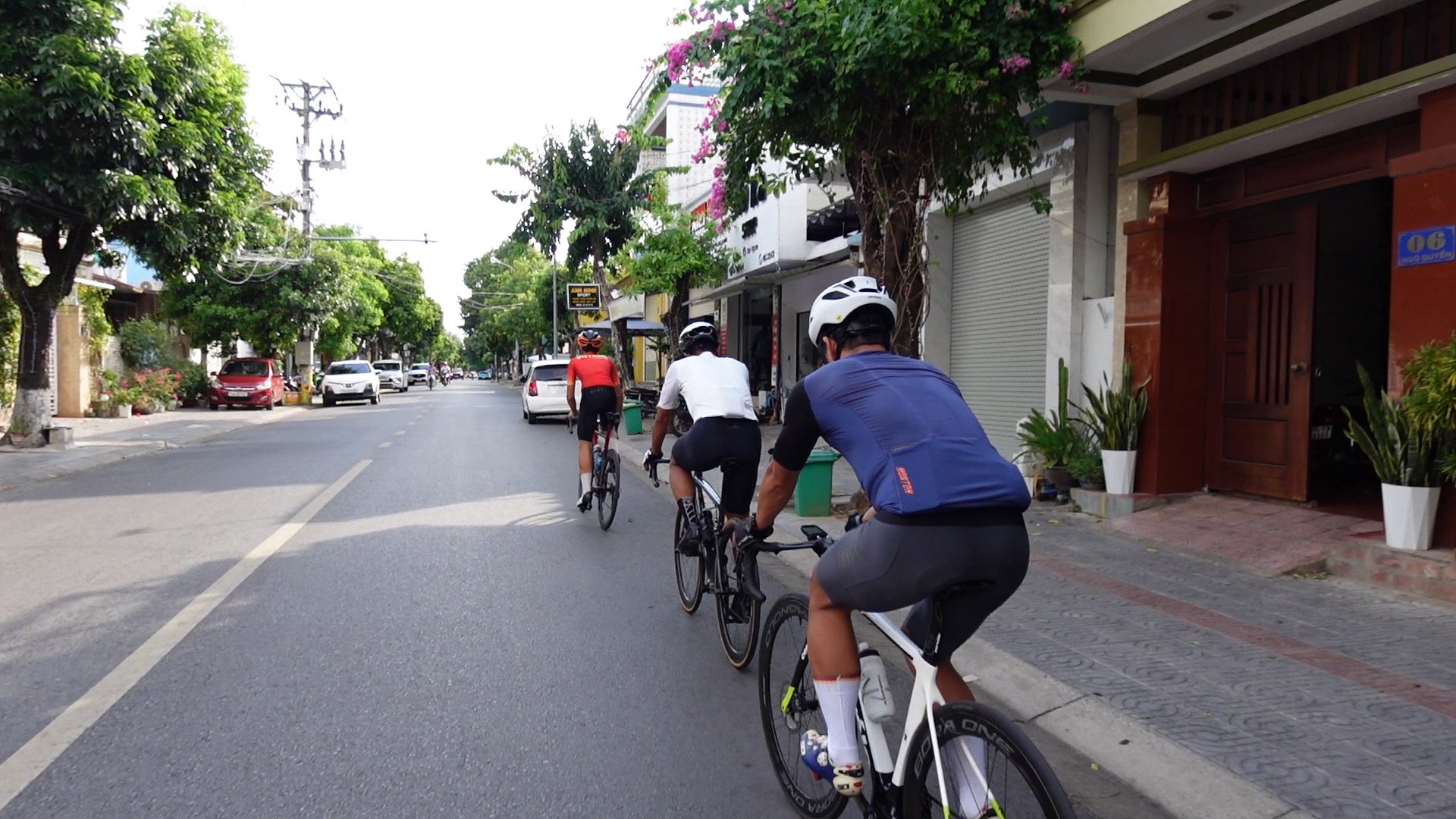 Hai cha con trên đường đua xe đạp: 'Áp lực nhân đôi, khó khăn sẻ nửa’- Ảnh 2.