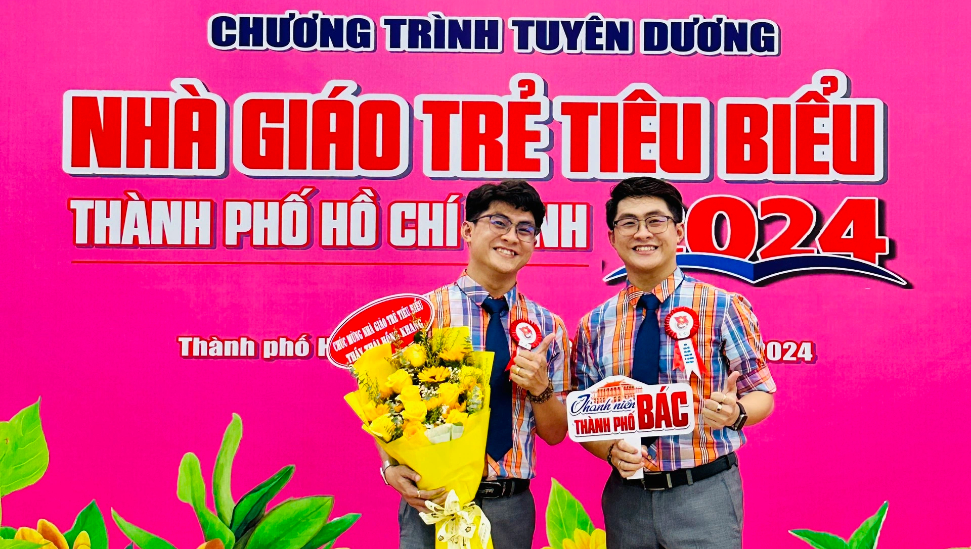 Hai anh em song sinh được tuyên dương Nhà giáo trẻ tiêu biểu TP.HCM cùng một ngày- Ảnh 1.