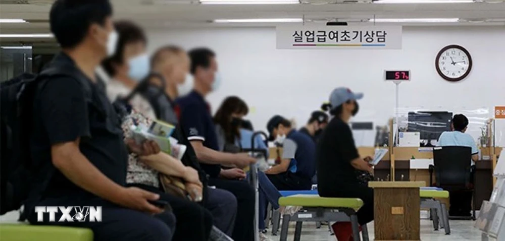 Job seekers wait their turn at the Seoul Employment Welfare Center in Jung District, Seoul (South Korea). (Photo: Pulse News/VNA)