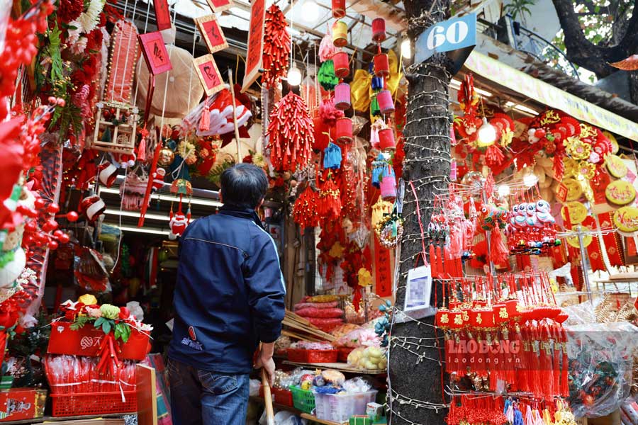 Mr. Hoang Tuan, a merchant on Hang Ma Street, said that right after Christmas he had to stay up all night to clean up Christmas items and quickly arrange items to serve people's Tet decoration needs.