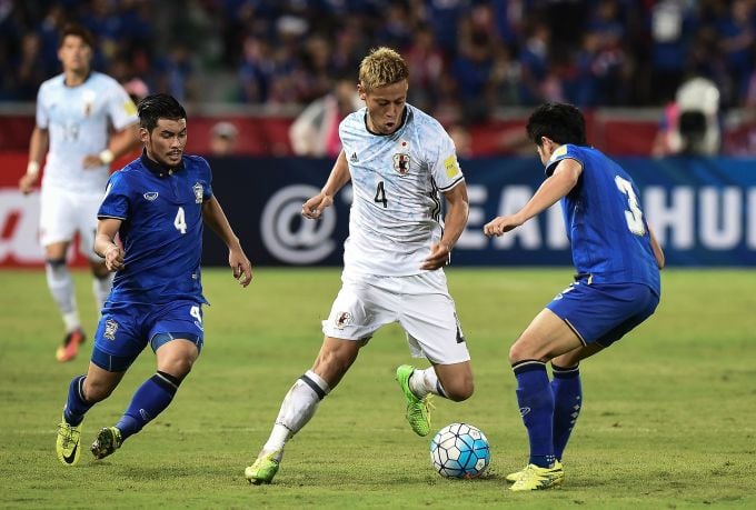 Le Japon (maillot blanc) a battu la Thaïlande 2-0 au deuxième tour des qualifications pour la Coupe du monde 2022. Photo : AFP