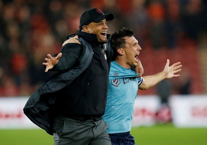 HLV Vincent Kompany chứng minh sự đúng đắn khi chê Ronaldo hết thời - 1