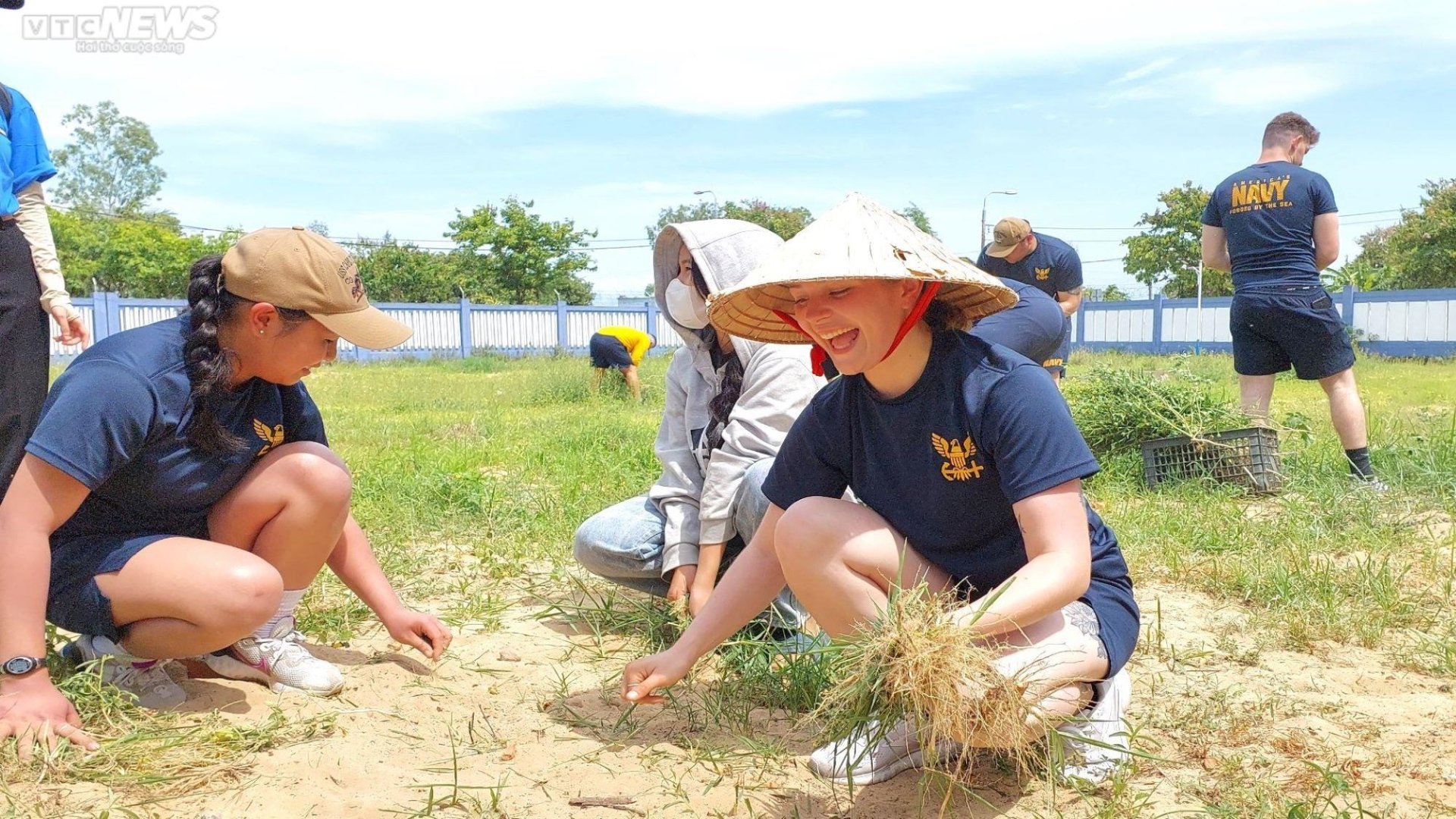 Sailors of the US aircraft carrier USS Ronald Reagan show off their skills as construction workers with orphans in Da Nang - 7