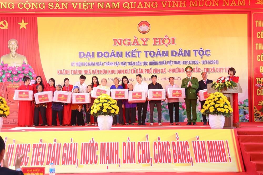 Lieutenant General Nguyen Duy Ngoc presents gifts to policy families in the area. Photo: Ministry of Public Security