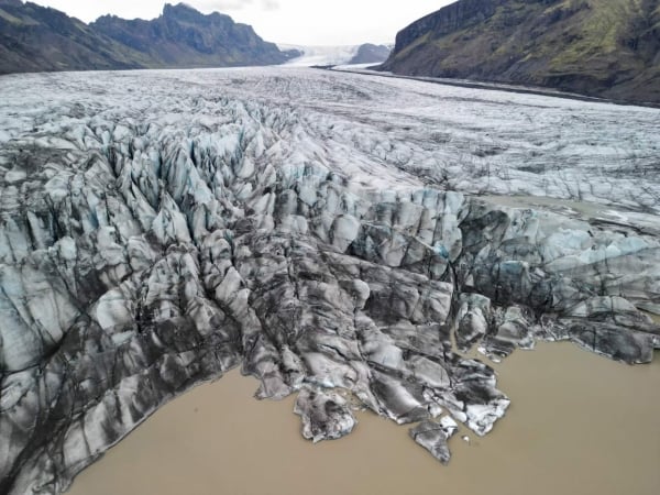 Maravíllate con el paisaje surrealista y extraterrestre de la tierra del fuego y el hielo.