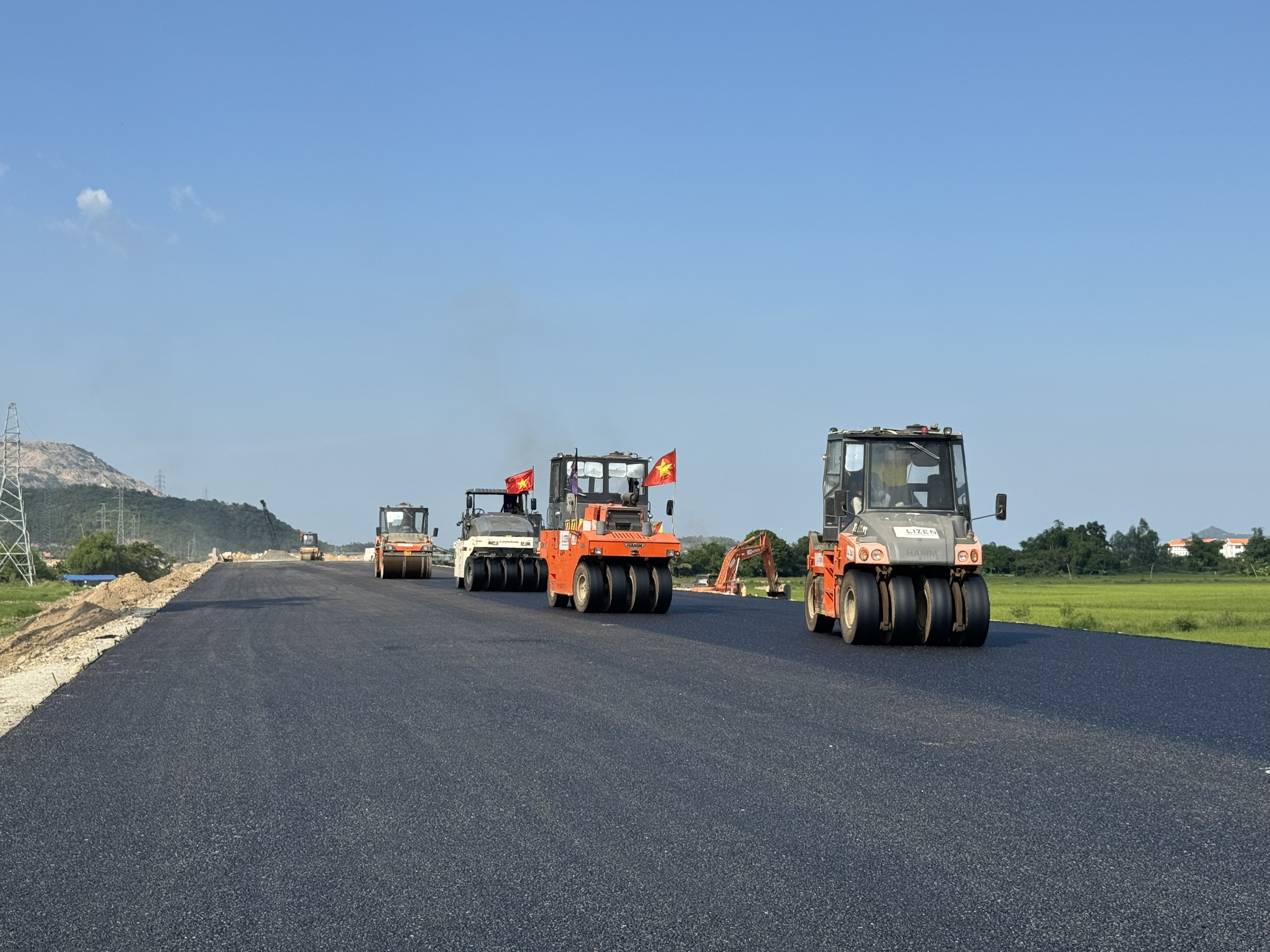 Sớm di dời hạ tầng kỹ thuật, đẩy nhanh tiến độ cao tốc Vân Phong - Nha Trang- Ảnh 4.