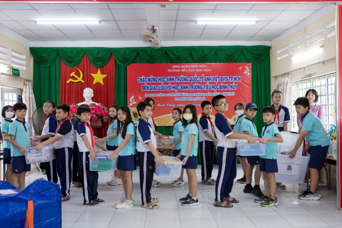 Học sinh khối 5 của BVIS giao lưu với các bạn ở Trường tiểu học Bình Thủy (Cần Thơ) trong khuôn khổ chương trình Trao yêu thương từ những cuốn sách. Ảnh: BVIS TP HCM