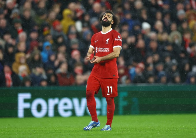 Mohamed Salah thất vọng sau khi đá hỏng phạt đền trong trận Liverpool thắng Newcastle 4-2 ở vòng 20 Ngoại hạng Anh trên sân Anfield ngày 1/1. Ảnh: Reuters