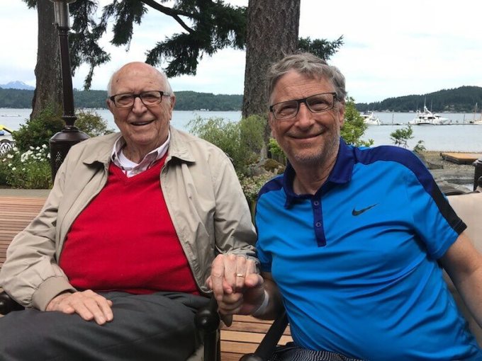 El multimillonario estadounidense se tomó una foto con su padre durante unas vacaciones en Hood Canal, julio de 2018.