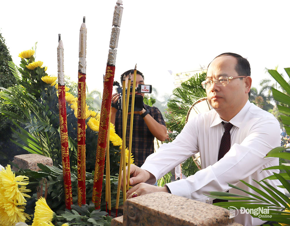 Phó bí thư Tỉnh ủy, Trưởng đoàn Đại biểu Quốc hội tỉnh Quản Minh Cường dâng hương tại Nghĩa trang liệt sĩ tỉnh