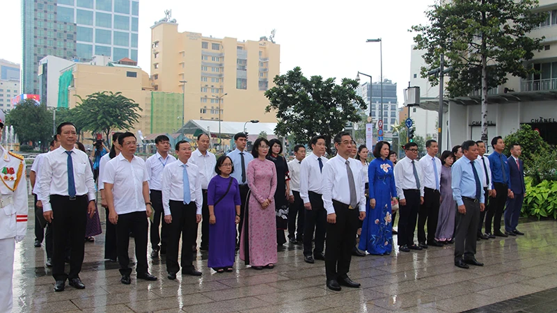 Delegationen aus Hanoi und Ho-Chi-Minh-Stadt opferten Weihrauch zum Gedenken an Präsident Ho Chi Minh und Präsident Ton Duc Thang.