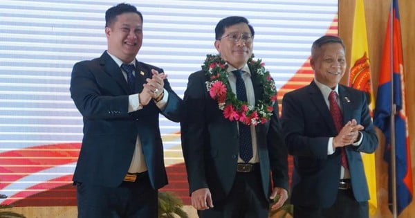 L'Université bancaire de Ho Chi Minh-Ville honore 12 nouveaux professeurs et professeurs associés