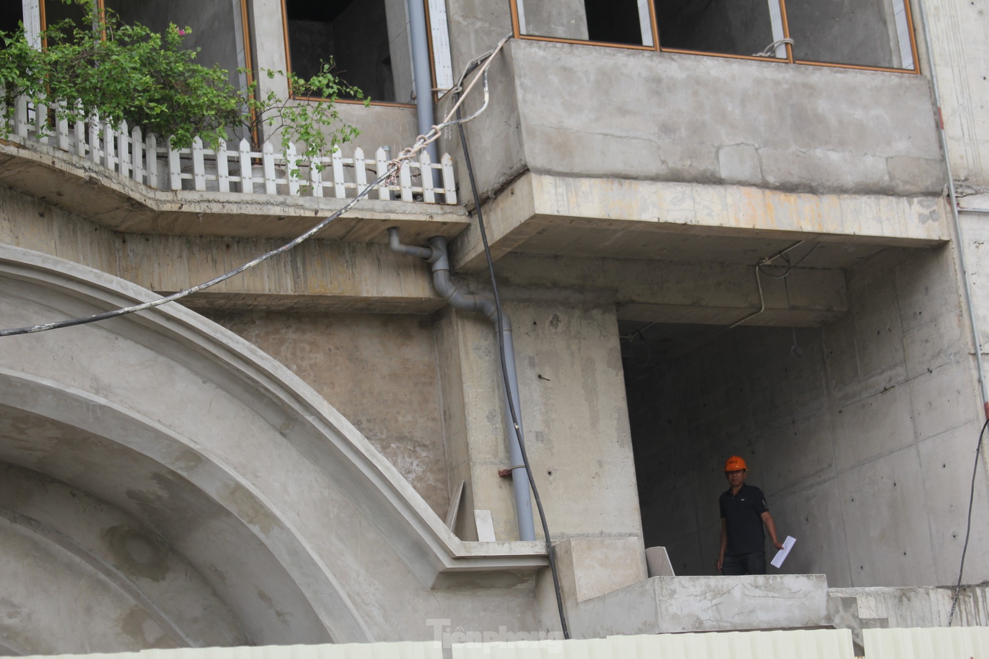 Movements of a series of apartment projects in Hanoi after a long period of abandonment and fenced off with corrugated iron photo 8