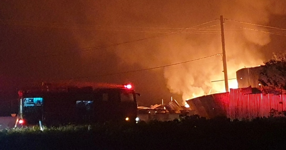 Hanoi: Gas truck fire spreads to factory, 3 people injured