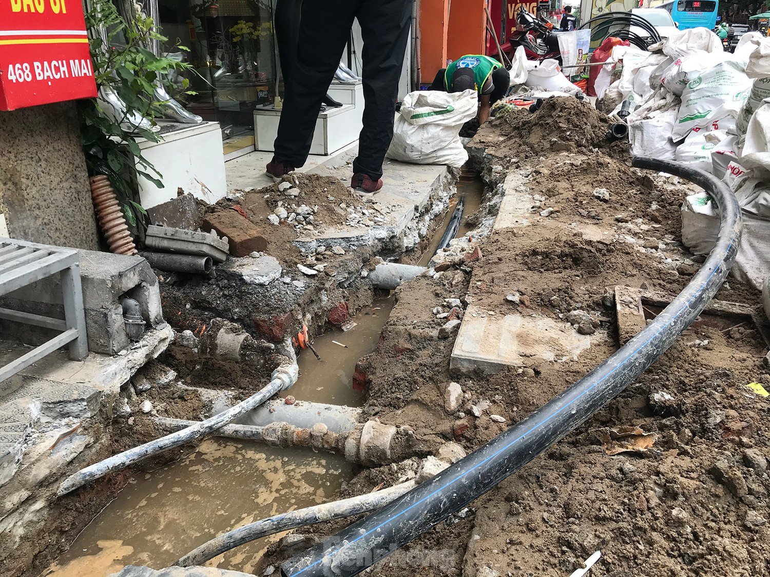 Hanoi: After paving the sidewalk, a chisel was used to dig it up to put the water pipes underground, photo 11