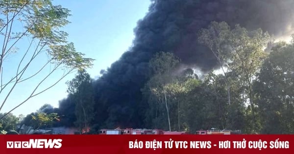 Rauch verschlingt Schrottplatz in Nghe An