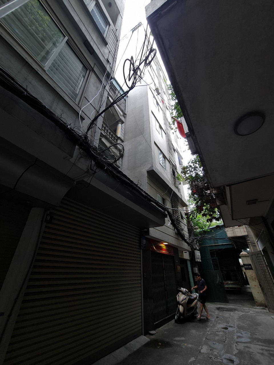 Real Estate - Hanoi: Close-up of 'mini apartments' located in narrow alleys (Photo 9).