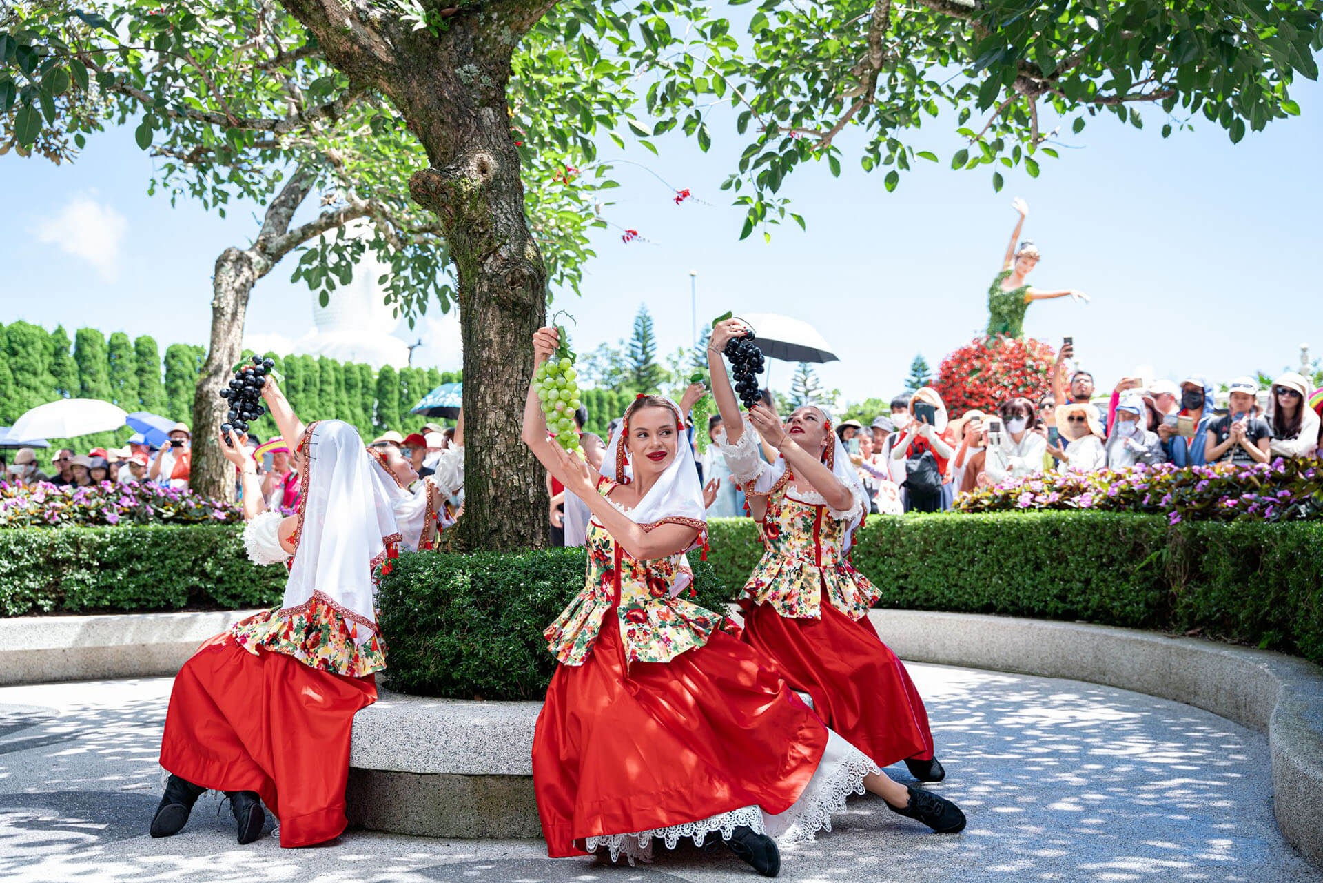 Plus de 150 danseurs ont présenté leurs œuvres aux habitants et aux touristes à Ba Na - Nui Chua. Photos de voyage à Da Nang