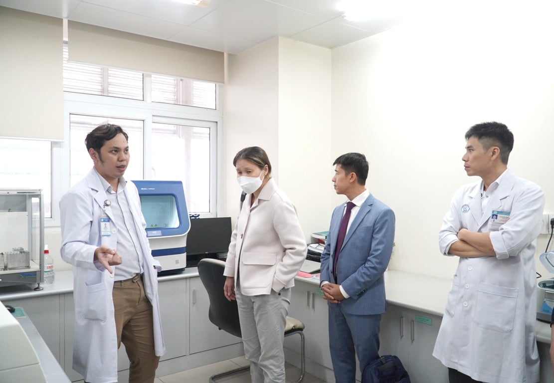 Bệnh viện Chợ Rẫy hợp tác AstraZeneca phát triển sinh học phân tử di truyền - Ảnh 1.