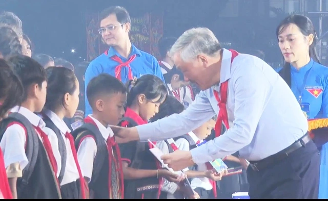 Mid-Autumn Festival for Children: Lanterns light up dreams” in Dak Lak