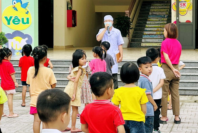 Début septembre, des agents de santé du district de Huong Khe enseignent aux élèves d'une école locale comment prévenir la conjonctivite. Photo : Hung Le