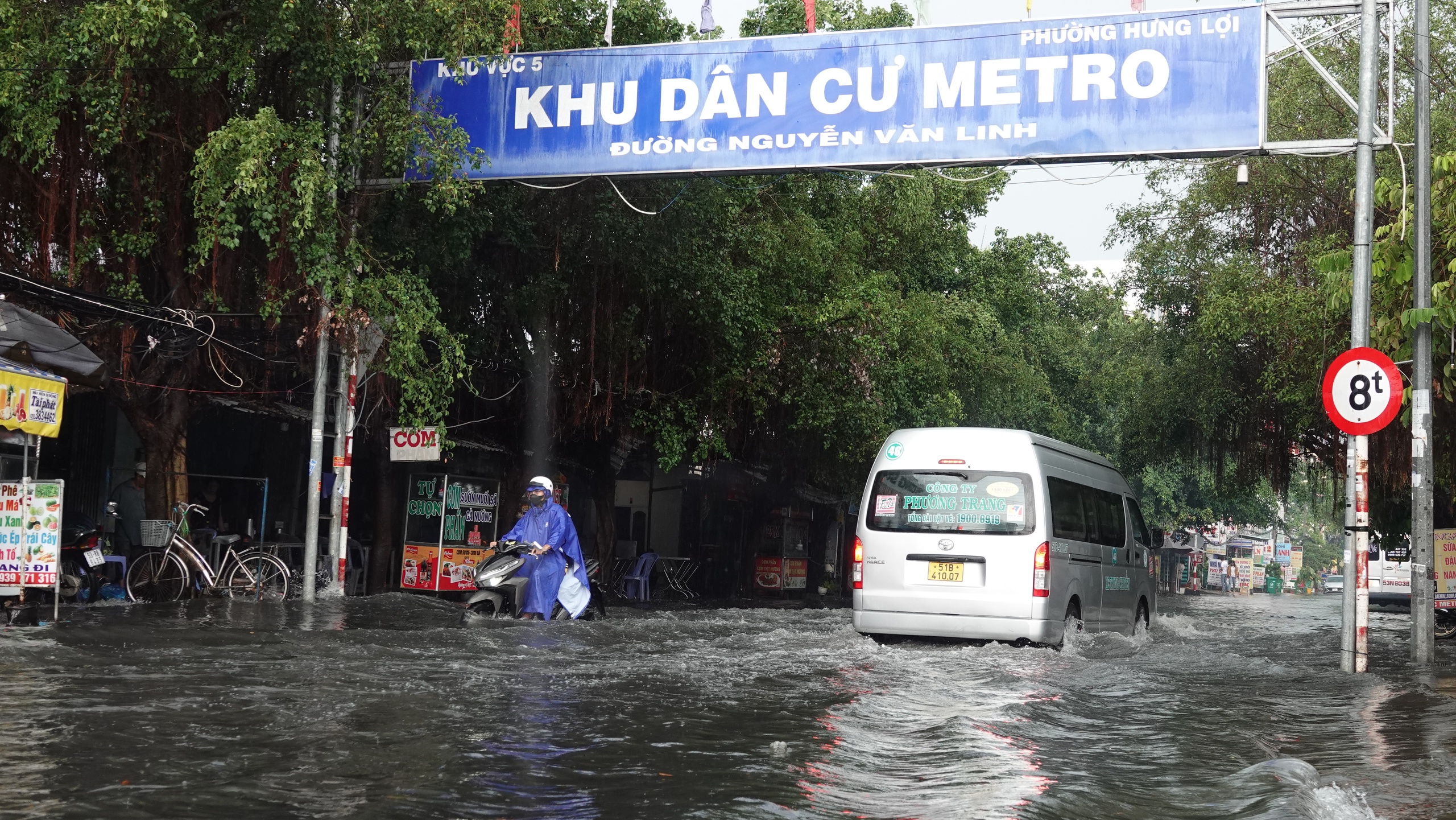 Cần Thơ ngập lênh láng sau cơn mưa lớn đầu mùa kèm giông lốc- Ảnh 2.