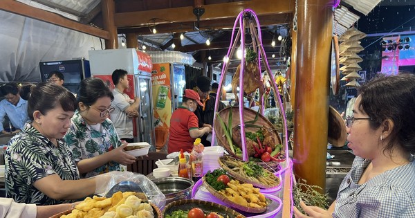 Waiting in the rain to enjoy hundreds of dishes with all the flavors of 'sweet, rich, spicy and bitter'