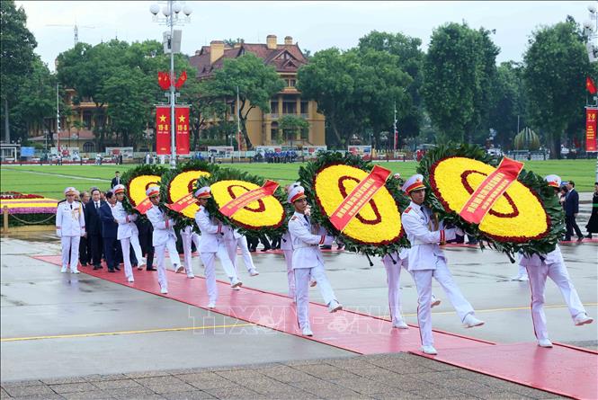 Dirigentes del Partido y del Estado visitan el Mausoleo del Presidente Ho Chi Minh con motivo del 79º Día Nacional, el 2 de septiembre