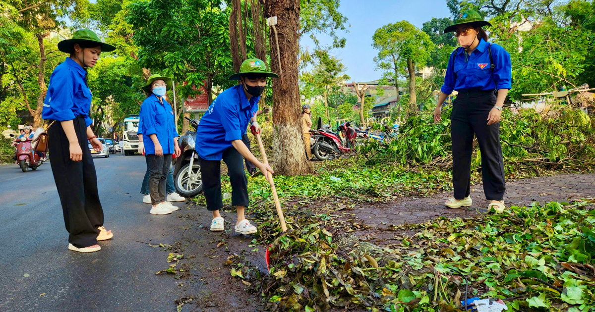 Người dân Hà Nội dọn vệ sinh môi trường khắc phục hậu quả bão Yagi