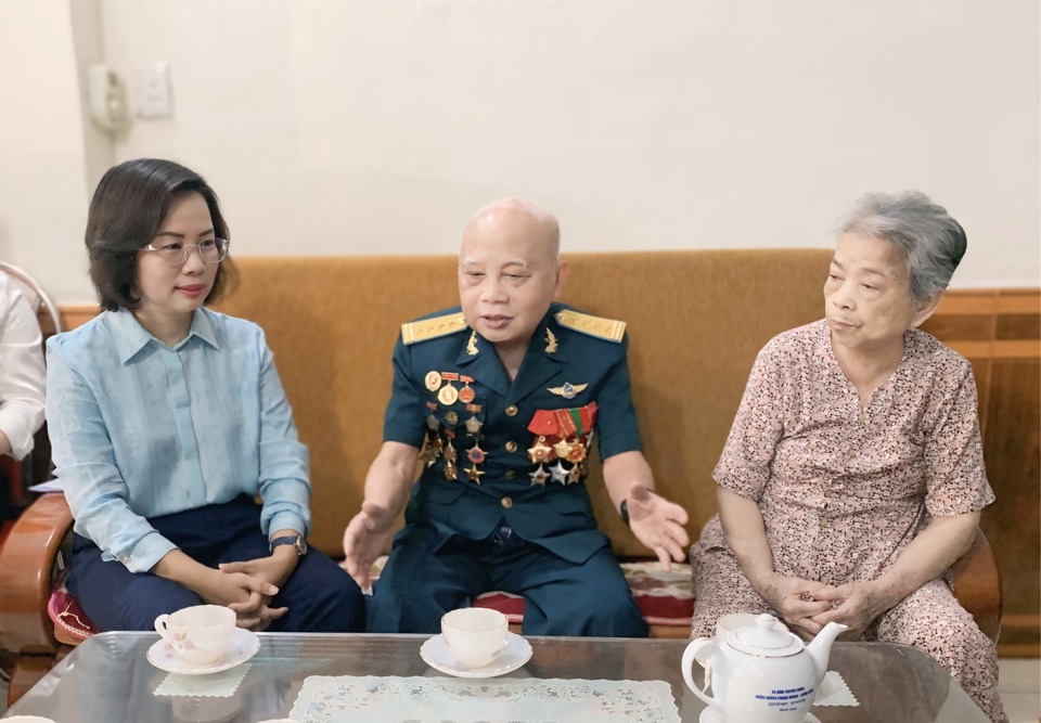 El secretario del Partido del distrito de Thanh Xuan, Bui Huyen Mai, visitó y entregó obsequios al veterano Duong Niet.