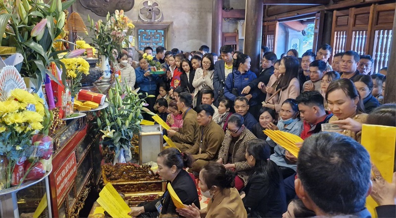 Desde el 1 de abril del Año Nuevo Lunar, el Templo Cho Cui recibió a más de 10.000 personas que vinieron a ofrecer incienso y orar por una vida afortunada, paz y felicidad familiar.