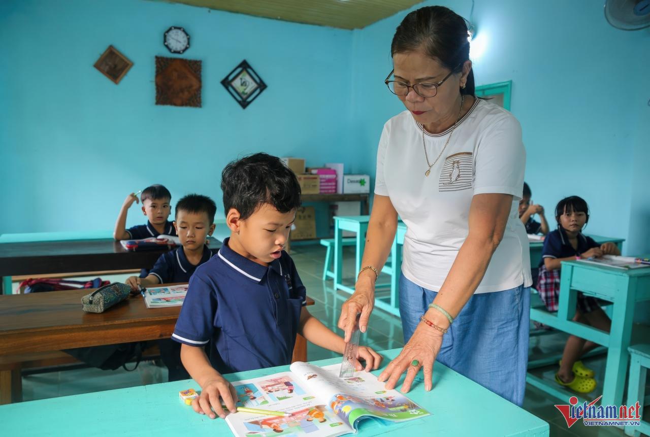 Thầy giáo về hưu làm điều đặc biệt cho trò nghèo ở ngôi trường bỏ hoang 10 năm